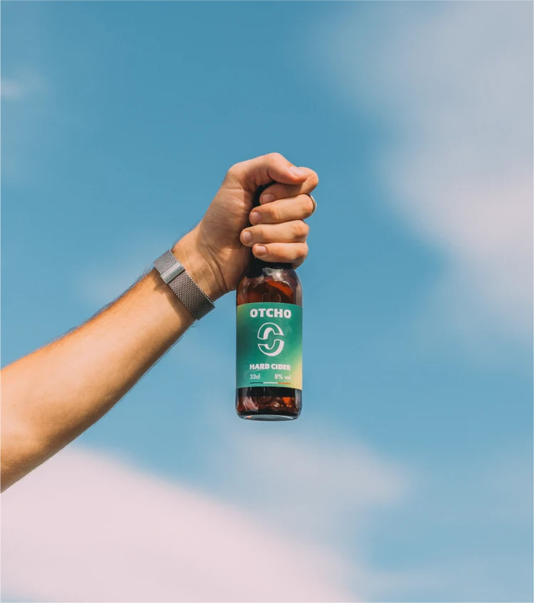 Bouteille d'Otcho Cider accompagnée de pommes françaises